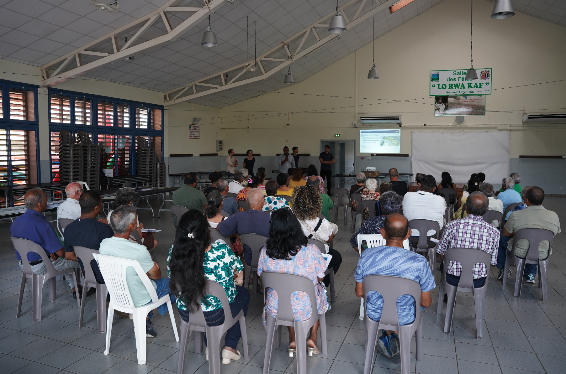 Réunion publique MEREN Nord : les tracés de la conduite maîtresse dévoilés aux habitants de Sainte-Suzanne